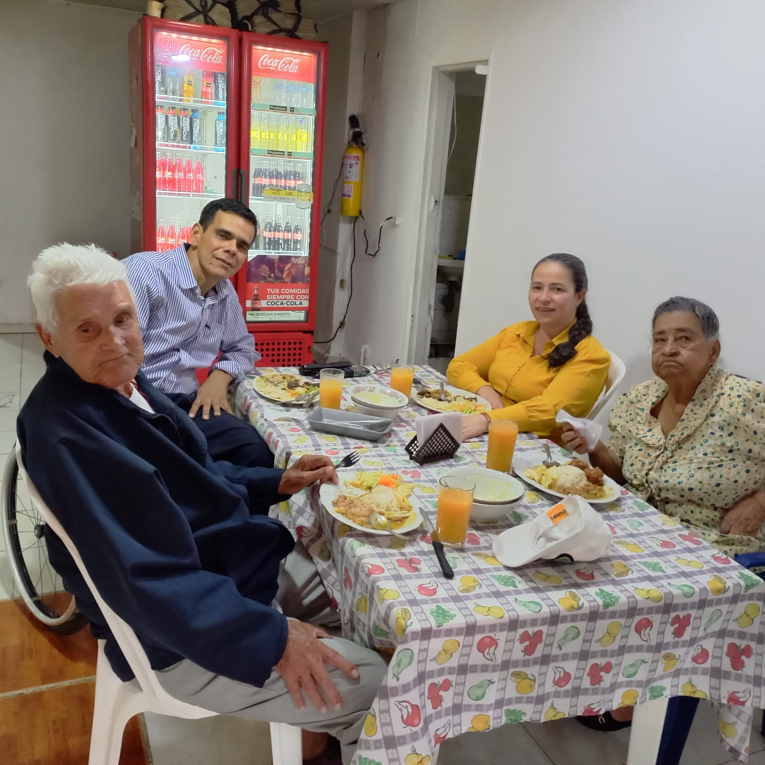 Almuerzo compartido con beneficiarios de la fundación