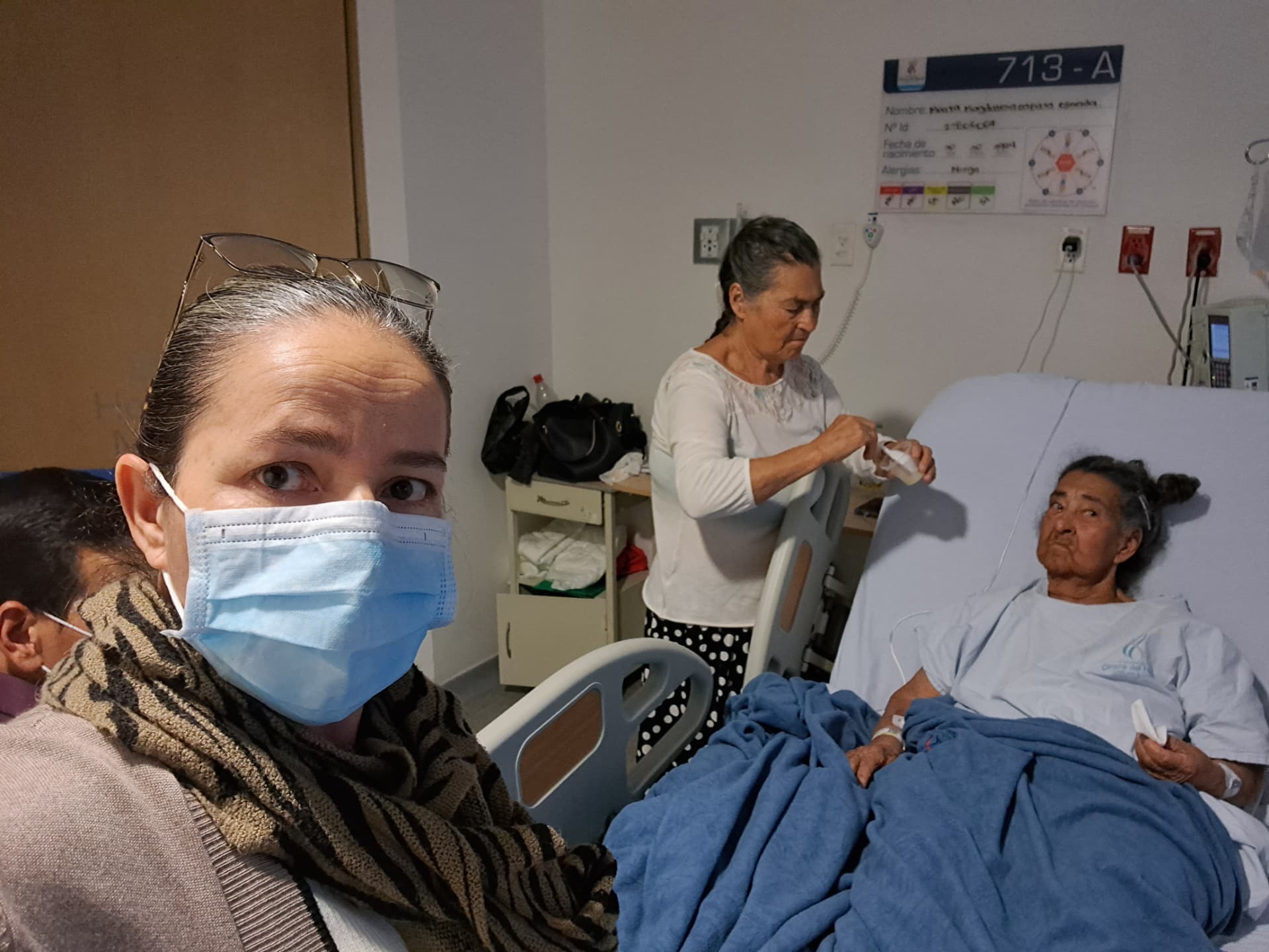 Voluntarias de FullDías acompañando a una mujer adulta mayor hospitalizada