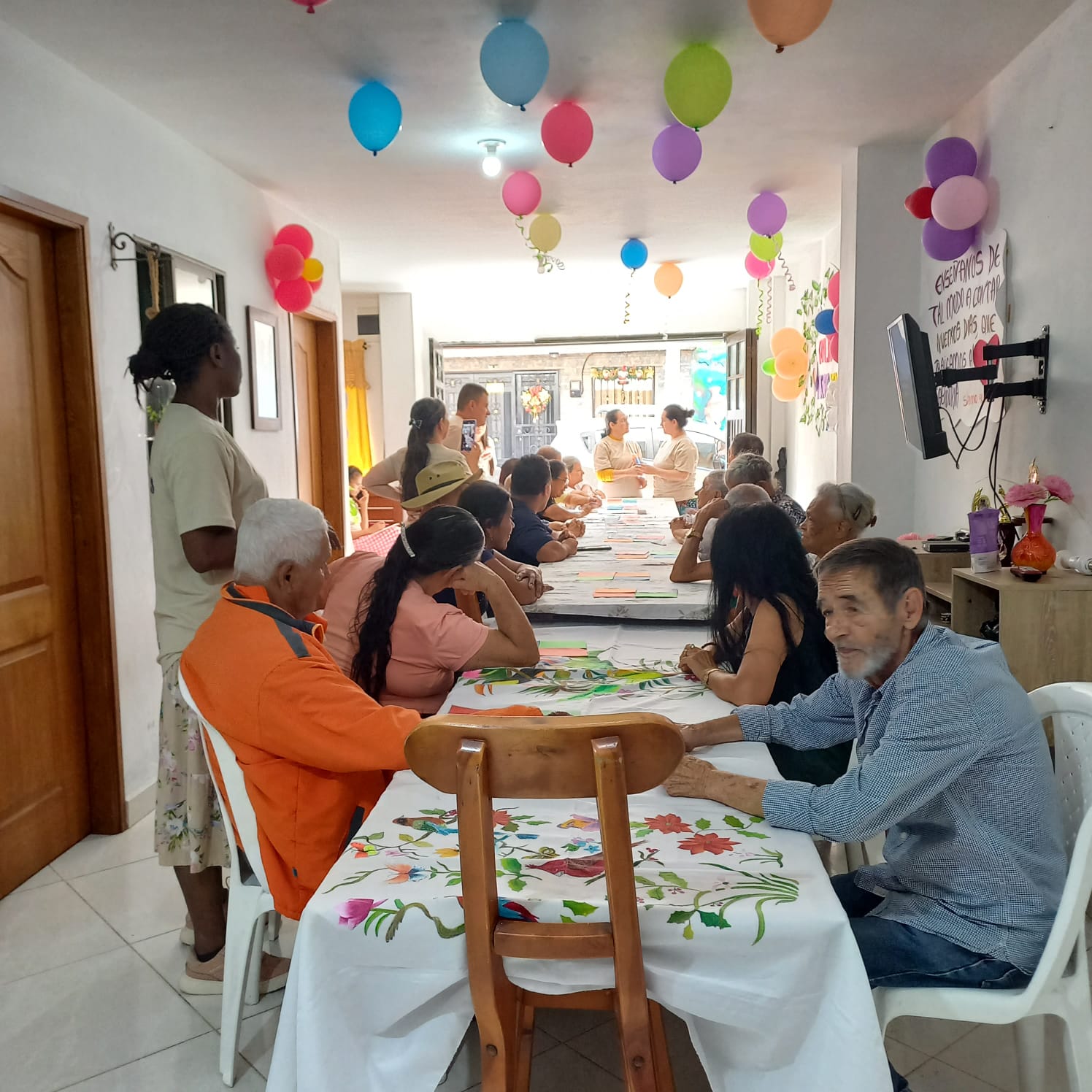 Encuentro grupal de adultos mayores en la sede de FullDías