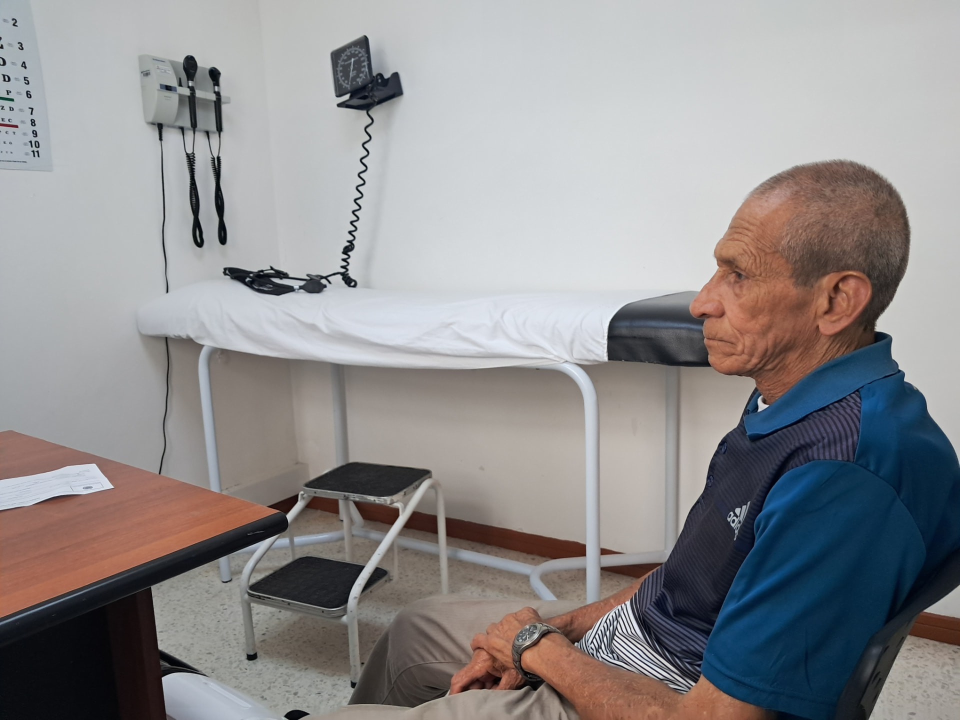 Adulto mayor acompañado en su cita médica