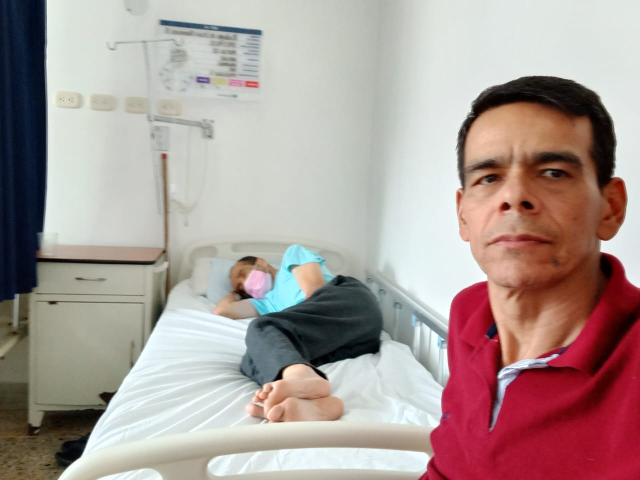 Voluntario acompañando a una persona durante su hospitalización