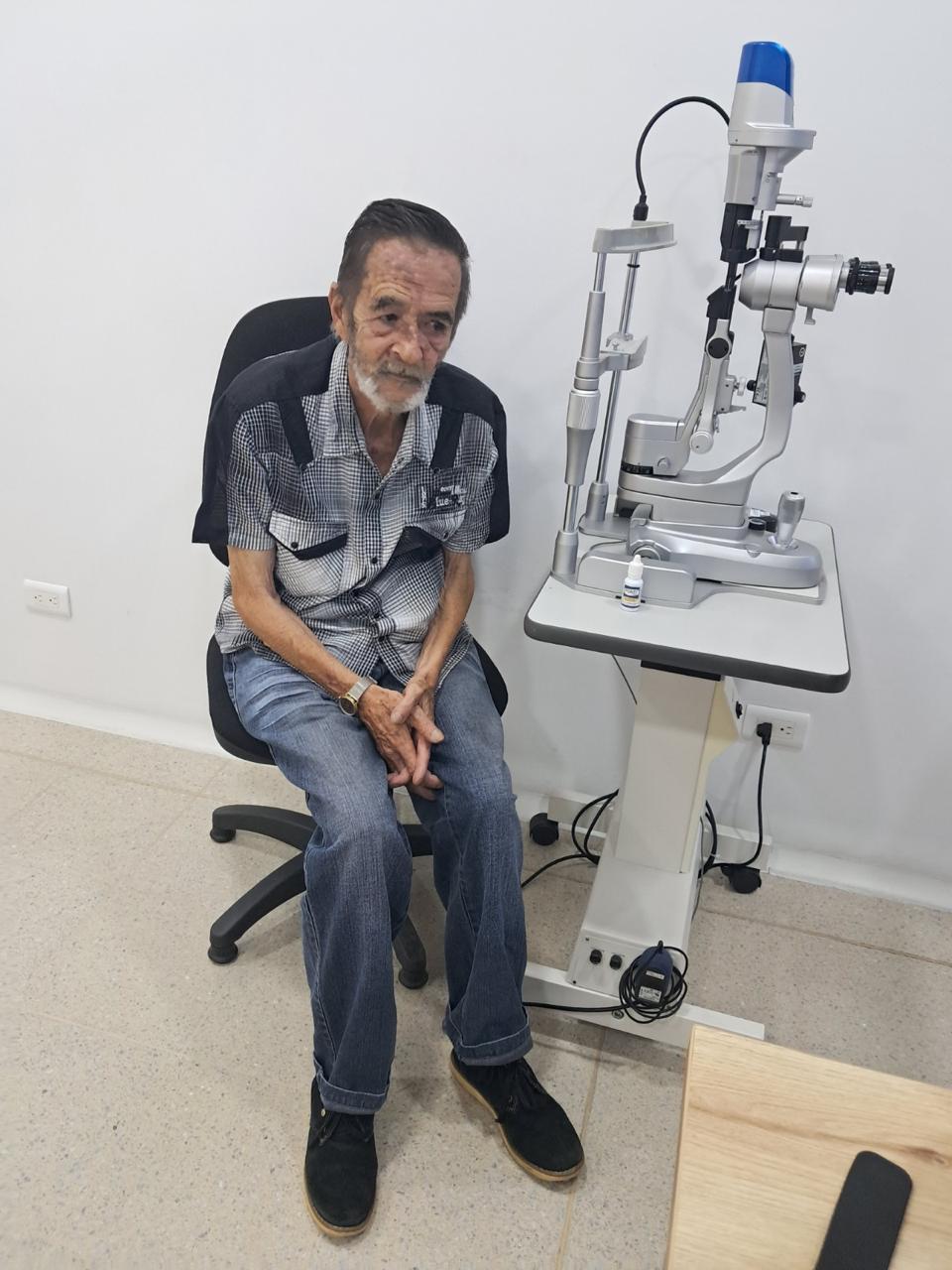 Adulto mayor durante un examen visual
